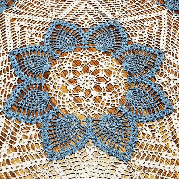 Vintage Style New Hand Crafted 29 1/2" Delft and White Pineapple Doily - Picture 2 of 3